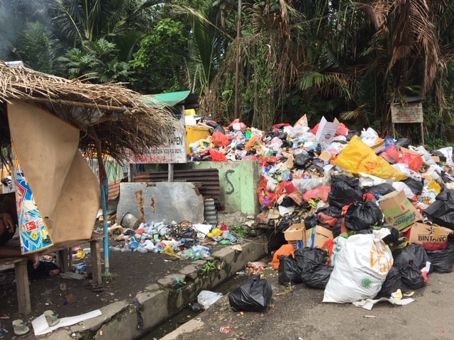 Sampah berserakan di Kampung Manaini, Yapen Selatan. (BumiPapua.com/Agies Pranoto)