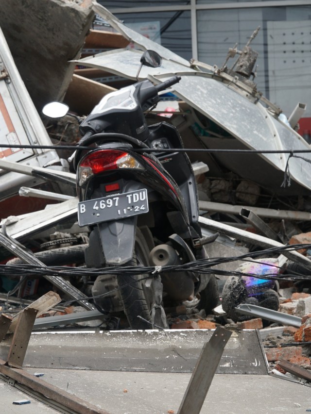 Bangunan yang ambruk di Slipi, Jakarta Barat, Senin (6/1).  Foto: Jamal Ramadhan/kumparan 