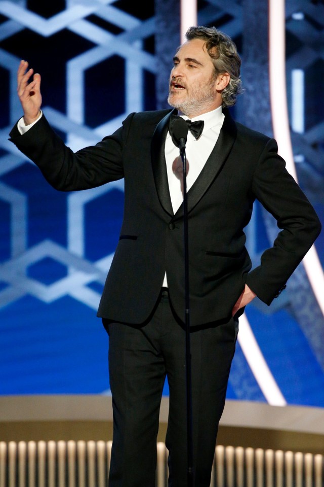Joaquin Phoenix di panggung Golden Globe Awards ke 77 di Beverly Hills, California, Amerika Serikat.  Foto: Paul Drinkwater / NBCUniversal / via REUTERS