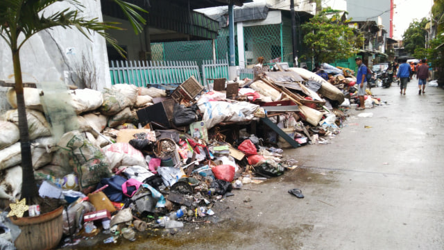 Petugas mengangkut sampah yang telah dikumpulkan warga di Teluk Gong, Penjaringan, Jakarta Utara, Senin (6/1). Foto: Fachrul Irwinsyah/kumparan