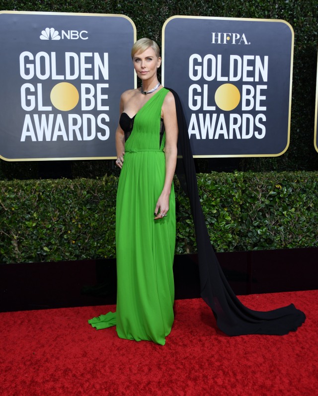Parade Gaun Mewah Selebriti di Red Carpet Golden Globes 2020 (6275)