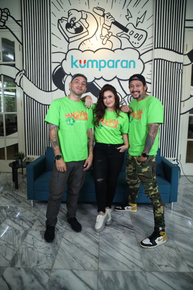 Pemain film Mangga Muda Tora Sudiro, Nafa Urbach, dan Gary Iskak saat berkunjung ke kantor kumparan, Jakarta, Senin (6/1). Foto: Fanny Kusumawardhani/kumparan