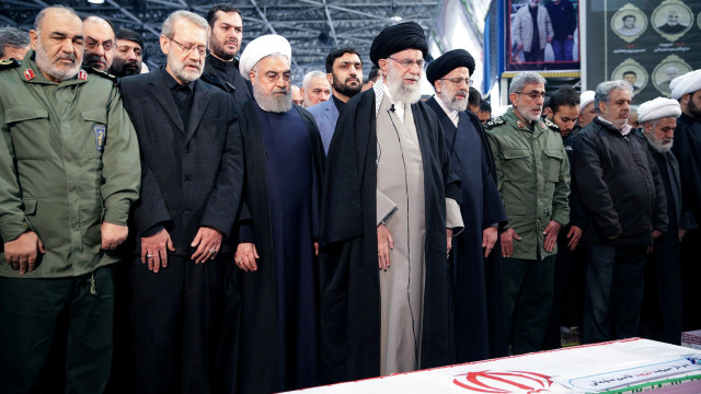 Pemimpin Tertinggi Iran Ayatollah Ali Khamenei dan Presiden Iran Hassan Rouhani berdoa di dekat peti jenazah Jenderal Qassem Soleimani di Teheran, Iran. Foto: President's website/via REUTERS