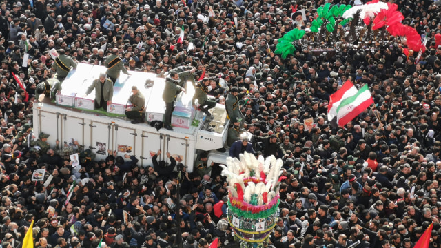 Salat Jenazah Qassem Soleimani