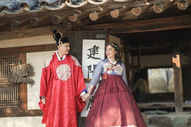 Ussy Sulistiawaty dan suami, Andhika Pratama, juga berfoto mesra menggunakan busana khas Korea, Hanbok. Foto: Instagram: ussypratama