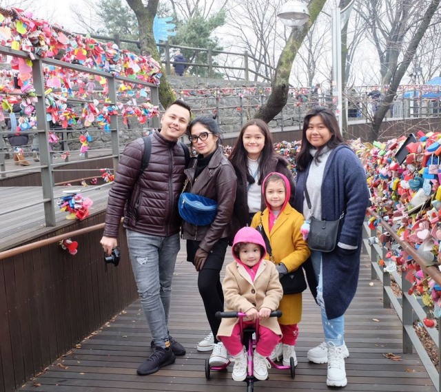 Ussy dan keluarga saat berlibur di Korea Selatan. Foto: Instagram: ussypratama