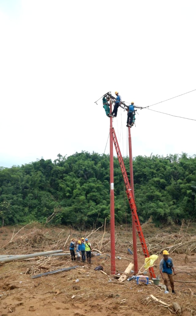 Petugas PLN memperbaiki listrik di wilayah Lebak, Banten, usai diterjang banjir.  Foto: Dok. PLN