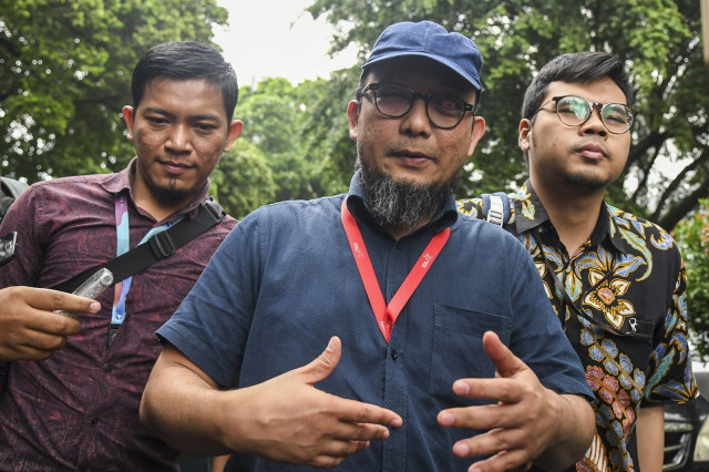 Penyidik Senior KPK Novel Baswedan meninggalkan ruang penyidikan usai menjalani pemeriksaan di Polda Metro Jaya, Jakarta, Senin (6/1). Foto: ANTARA FOTO/Gaih Pradipta