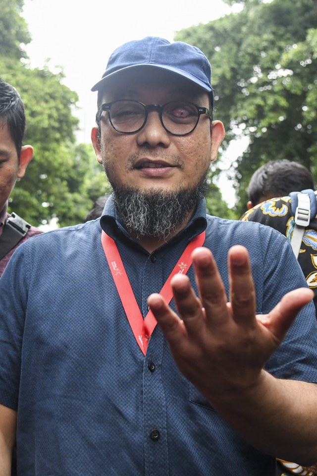 Penyidik Senior KPK Novel Baswedan meninggalkan ruang penyidikan usai menjalani pemeriksaan di Polda Metro Jaya, Jakarta, Senin (6/1). Foto: ANTARA FOTO/Galih Pradipta