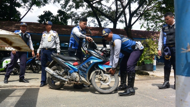 Petugas Dishub Banjarmasin mengangkut sepeda motor yang parkir sembarangan, Senin (6/1/2020). Foto: M Syahbani/banjarhits.id