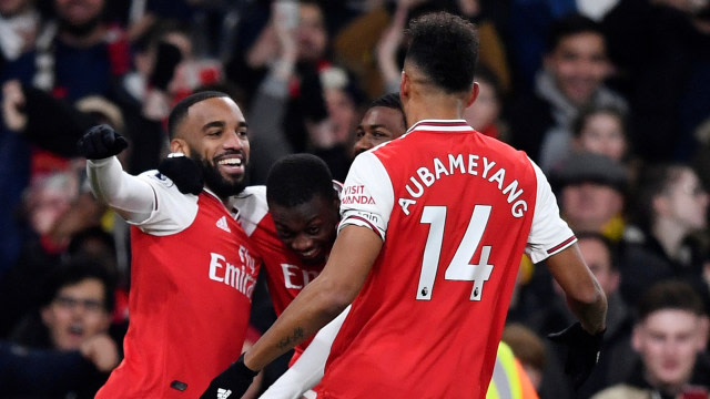 Nicolas Pepe (tengah) merayakan gol ke gawang Man United bersama Alexandre Lacazette dan Pierre-Emerick Aubameyang. Foto: Reuters/Toby Melville