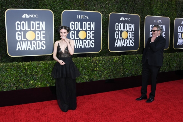 Joaquin Phoenix menatap kagum kekasihnya di karpet merah Golden Globe Awards  Foto: Twitter FilmstoFilms 