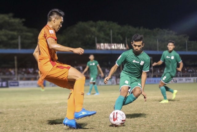Irvan Yunus Mofu (kiri) saat berkostum oranye Persiraja Banda Aceh di Liga 2 2019. Foto: Suparta/acehkini