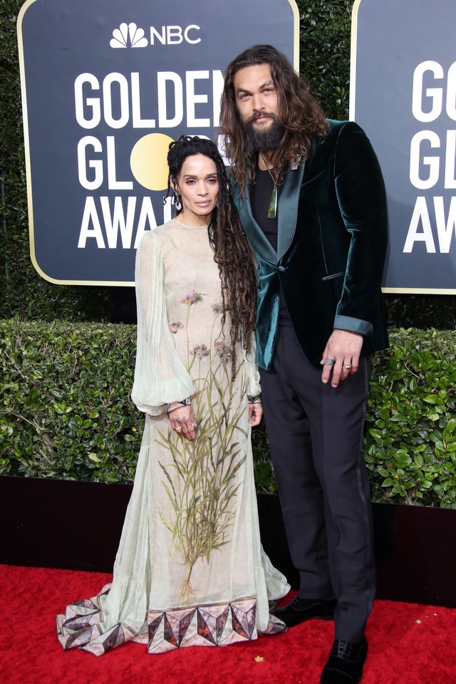 Jason Momoa (kanan) di Golden Globe Award, di Beverly Hills, California, AS, Minggu (5 /1/2020). Foto: REUTERS