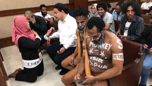 2 Terdakwa Pengibar Bendera Kejora Gunakan Koteka dalam Sidang Makar (314674)