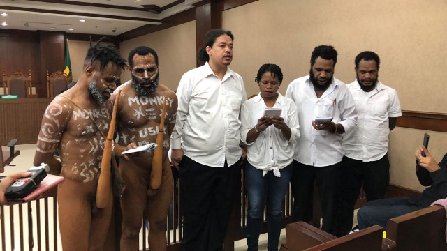 Sidang eksepsi pernyataan makar pengibaran bendera Kejora di Pengadilan Negeri Jakarta Pusat, Senin (6/1). Foto:  Aprilandika Pratama/kumparan