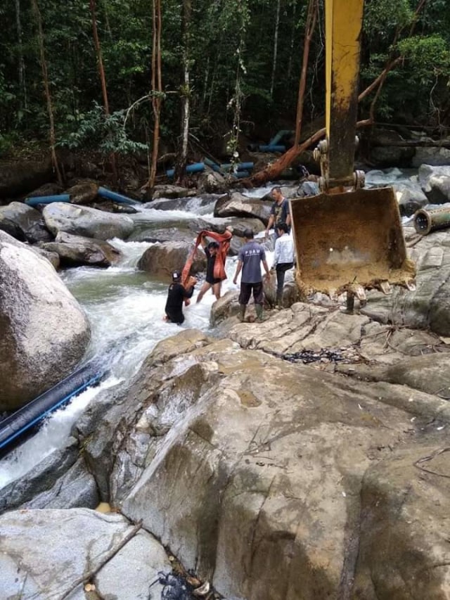 Para pekerja melakukan perbaikan, bahkan Direktur PDAM Sirin Meragun, Yok Kelak turut membantu. Foto: Istimewa