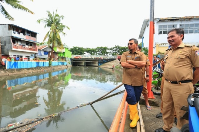 Penjabat Wali Kota Makassar, Iqbal Suhaeb pantau pintu air di Makassar, (Makassar Indeks/Herlin).