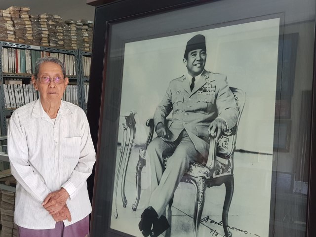 Oei Hiem Hwie di samping karya fotonya tentang Presiden RI pertama Ir. Sukarno. Foto-foto : Windy Goestiana/Basra