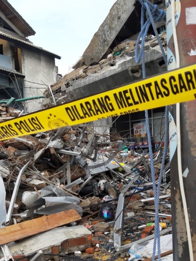 Kondisi gedung yang ambruk di Slipi, Jakarta Barat, Selasa (7/1). Foto: Ulfa Rahayu/kumparan 