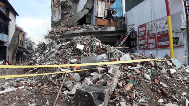 Kondisi gedung yang ambruk di Slipi, Jakarta Barat, Selasa (7/1). Foto: Ulfa Rahayu/kumparan 