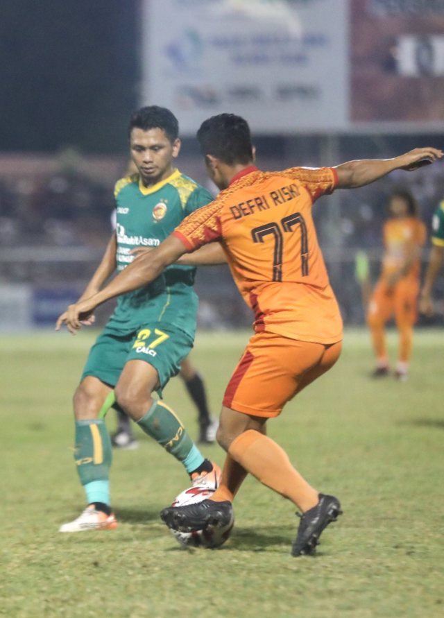 Defri Rizki (oranye) masuk dalam daftar pemain lama yang dipertahankan Persiraja. Foto: Suparta/acehkini