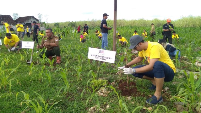 Kegiatan penanaman 2.020 bibit pohon jati, di kawasan hutan RPH Dander BKBH Dander, Bojonegoro, dalam rangka Road to Anniversary Aston Bojonegoro City Hotel and Fave Hotel Sudirman Bojonegoro. Selasa (07/01/2020).