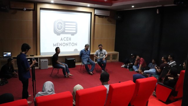 Diskusi setelah pemutaran film di bioskop alternatif Aceh Menonton. Foto: Dok. Aceh Menonton