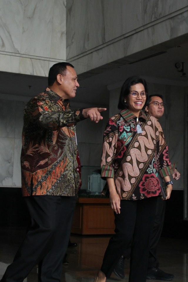 Menteri Keuangan Sri Mulyani dan Ketua KPK Firli Bahuri menggelar konferensi pers di Kementerian Keuangan, Jakarta, Selasa (7/1).  Foto: Nugroho Sejati/kumparan