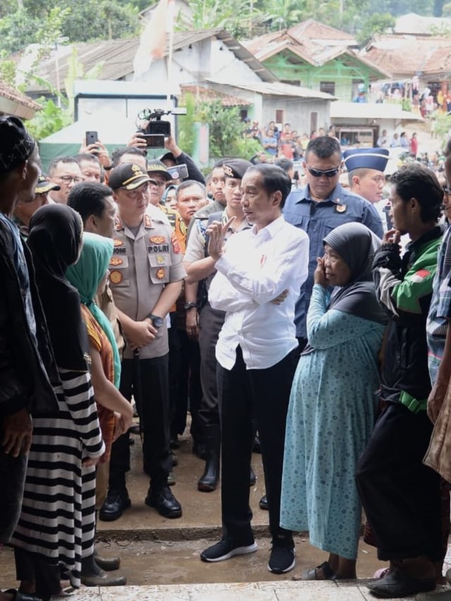 Presiden Joko Widodo berbincang dengan warga saat meninjau lokasi longsor di Sukajaya, Kabupaten Bogor, Selasa (7/1).  Foto: Dok. Lukas - Biro Pers Sekretariat Presiden