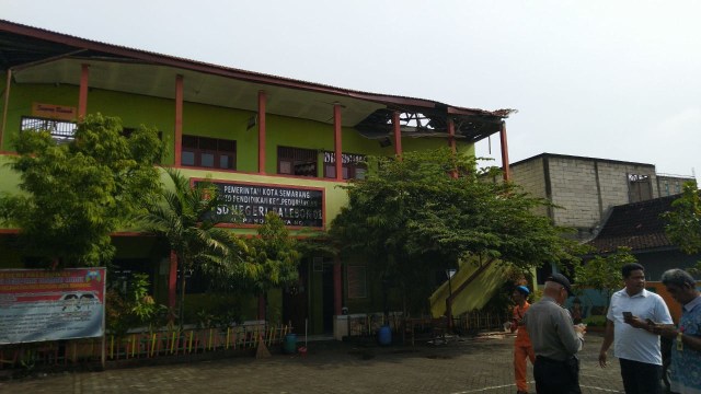 Atap 4 Ruang Kelas di SDN Palebon 01 Semarang Roboh (462579)