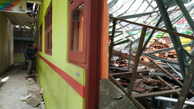 Atap 4 Ruang Kelas di SDN Palebon 01 Semarang Roboh (462578)