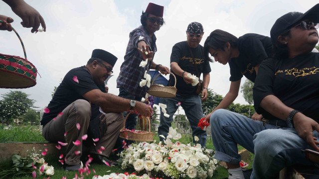 Pemain film Si Doel ziarah ke makam Benyamin Sueb
