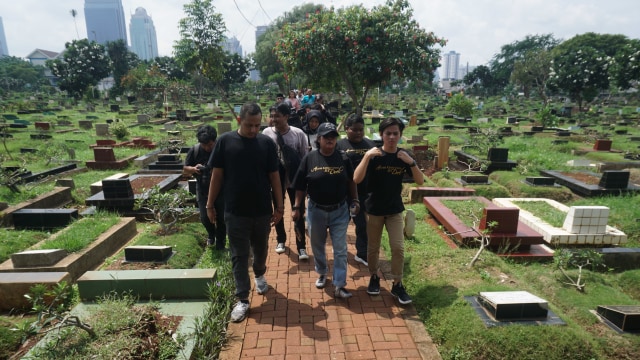 Pemain film Si Doel ziarah ke makam Benyamin Sueb