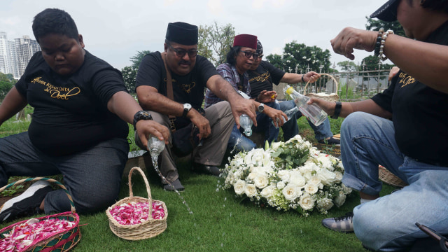 Pemain film Si Doel ziarah ke makam Benyamin Sueb