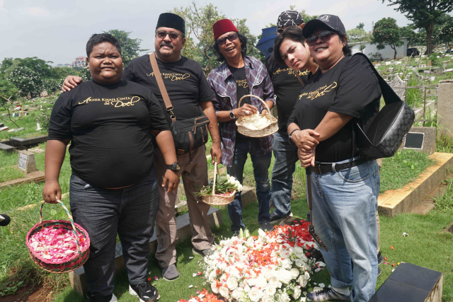 Pemain film Si Doel ziarah ke makam Benyamin Sueb