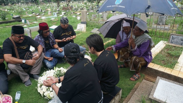 Pemain film Si Doel ziarah ke makam Benyamin Sueb