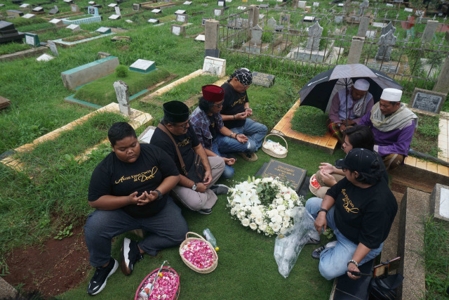Pemain film Si Doel ziarah ke makam Benyamin Sueb