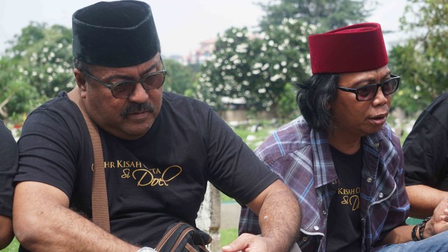 Rano Karno dan Mandra berziarah ke makam Benyamin Sueb di TPU Karet Bivak, Jakarta, Selasa (7/1). Foto: Irfan Adi Saputra/kumparan