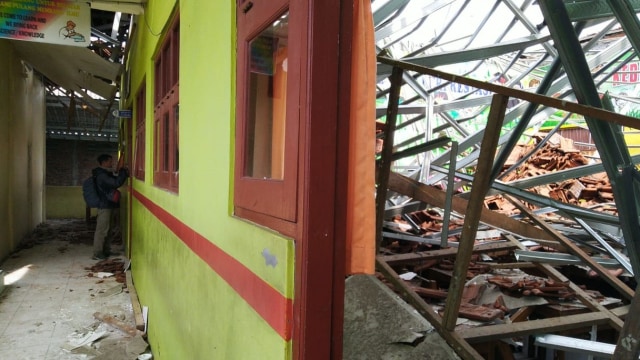 Foto: Yang Tersisa dari Robohnya Atap SDN Palebon 01 Semarang (59928)
