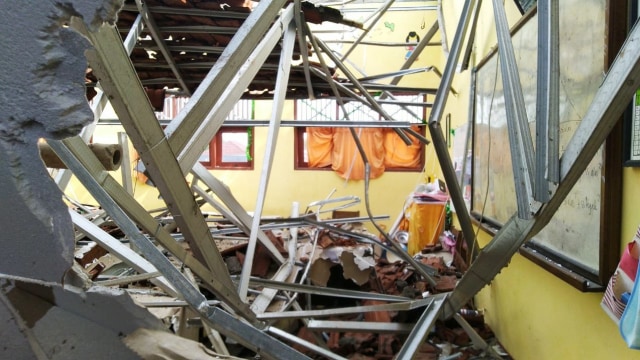 Foto: Yang Tersisa dari Robohnya Atap SDN Palebon 01 Semarang (59927)