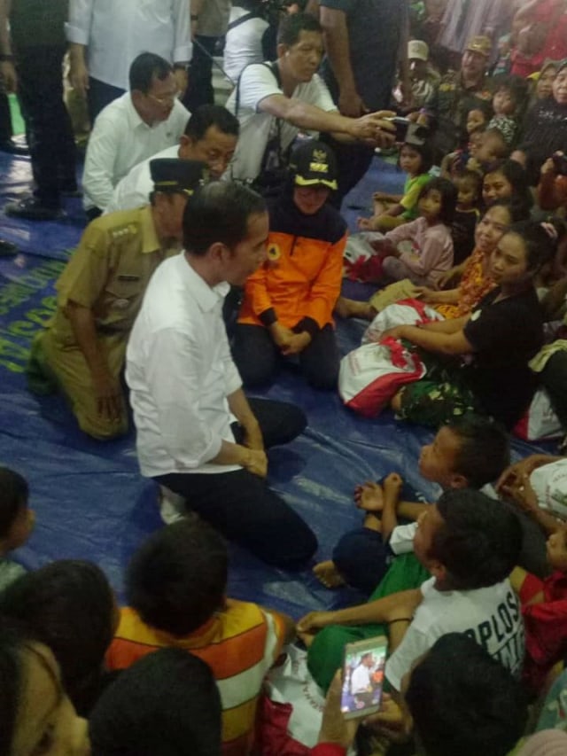 Presiden Joko Widodo kunjungi korban banjir bandang di Gor Desa Banjaririgasi, Kecamatan Lebakgedong, Lebak, Banten.  Foto: Fahrian Saleh/kumparan 