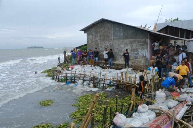 Rumah warga di pesisir pantai Galesong terdampak abrasi ditinjau Gubernur Sulsel, Nurdin Abdullah, (Makassar Indeks/Fritz).