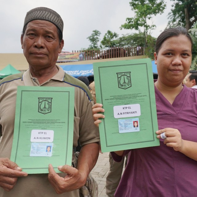 Warga menunjukkan Dokumen Kependudukan yang diberikan Mendagri Tito Karnavian di GOR Kecamatan Pancoran, Jakarta Selatan, Selasa (7/1). Foto: Jamal Ramadhan/kumparan