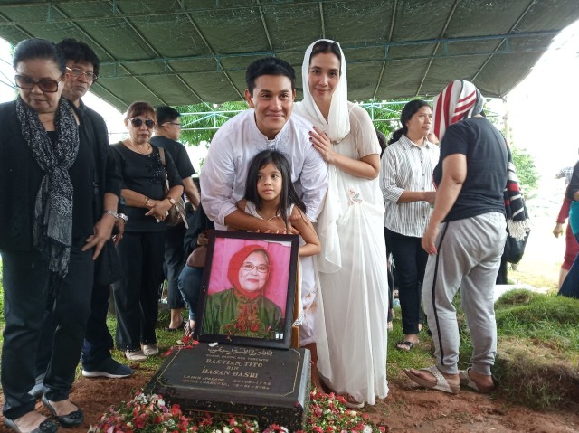 Suasana pemakaman ibunda Vino G Bastian, Hj. Herna Deibby di TPU Malaka Tanah Merah, Jakarta Timur, Selasa (7/1) Foto: Giovanni/kumparan