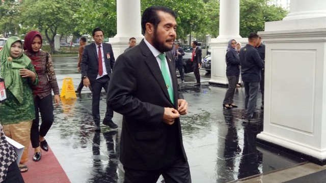 Ketua Mahkamah Konstitusi Anwar Usman tiba untuk menghadiri ke pengucapan sumpah Hakim MK di Istana Negara, Selasa (7/1).  Foto: Kevin S. Kurnianto/kumparan 