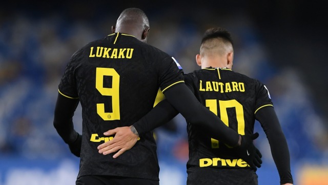 Duet maut Inter, Romelu Lukaku dan Lautaro Martinez. Foto: Reuters/Alberto Lingria