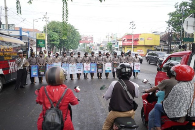 Antisipasi Bencana, Polwan Cantik Probolinggo Kampanye Jaga Lingkungan