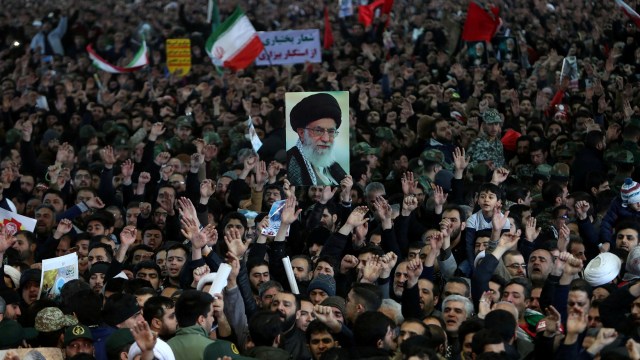 Suasana saat masyarakat Iran menyambut jenazah Qassem Soleimani. Foto: Official Khamenei website/Handout via REUTERS