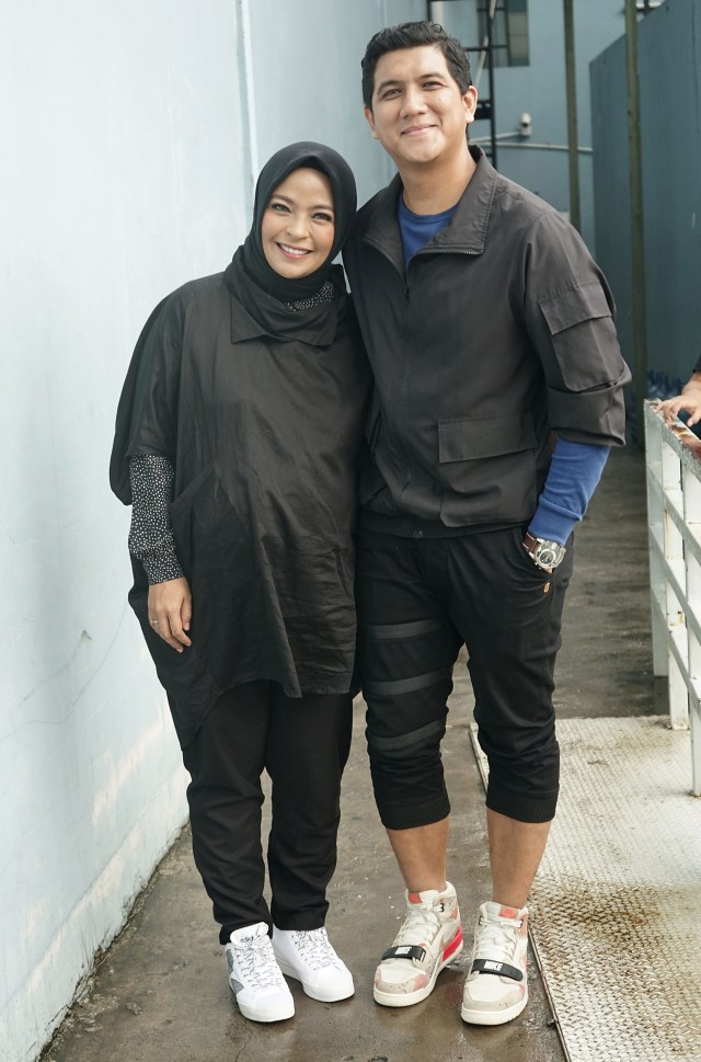 Tantri Kotak bersama suami Arda saat ditemui dikawasan Tendean, Jakarta, Selasa, (7/1/2020).
 Foto: Dok. Ronny